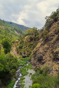 山区河流在山沟图片