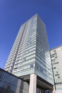 现代玻璃建筑的城市的摩天大楼