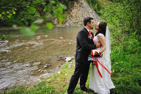 新婚夫妇附近的浅水河流