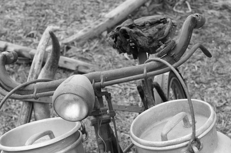 生锈的自行车与牛奶箱送奶工图片