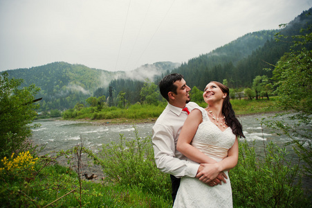新婚夫妇与雾河附近