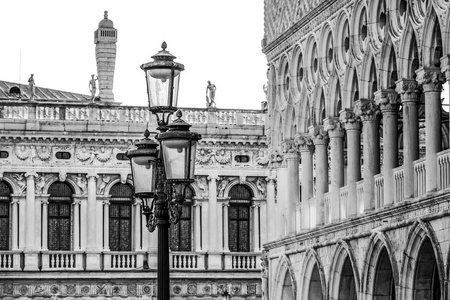 著名的总督的宫在威尼斯宫室在 St 标志着平方米