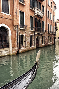 在雨天的威尼斯贡多拉的船头