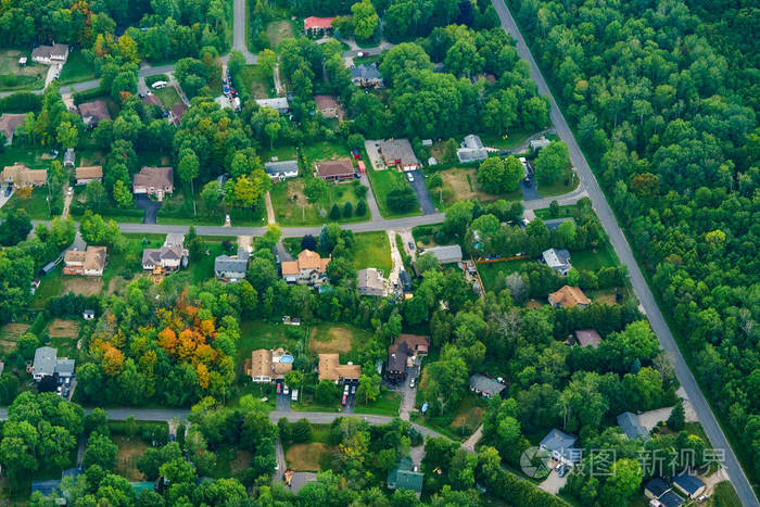 房子在郊区住宅鸟瞰图
