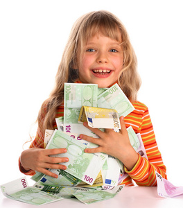 快乐的孩子与堆栈的欧元的钱图片