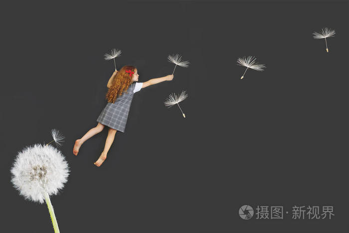 特写肖像小女孩吹蒲公英头和飞行 s