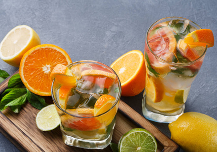 多姿多彩的夏天背景与柑橘饮料和水果