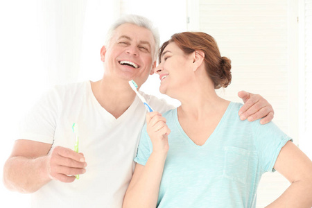 清洁牙齿在家里的年长夫妇
