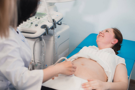 年轻孕妇超声检查，健康检查和医生