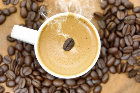 咖啡和咖啡豆木背景