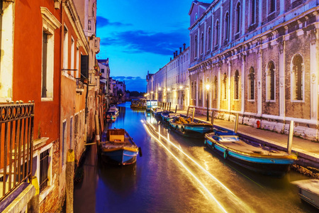 夜长曝光照片的威尼斯与典型的威尼斯大厦和船