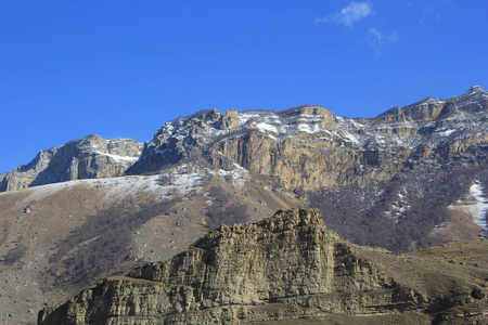 高岩石在风景如画的峡谷的美景