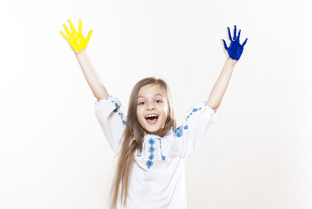 年轻的女孩在用手黄色和蓝色颜色的刺绣
