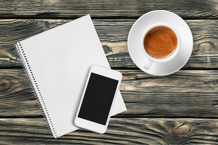 智能手机与笔记本和杯咖啡