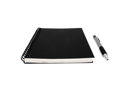 笔记本和笔在白色背景上孤立