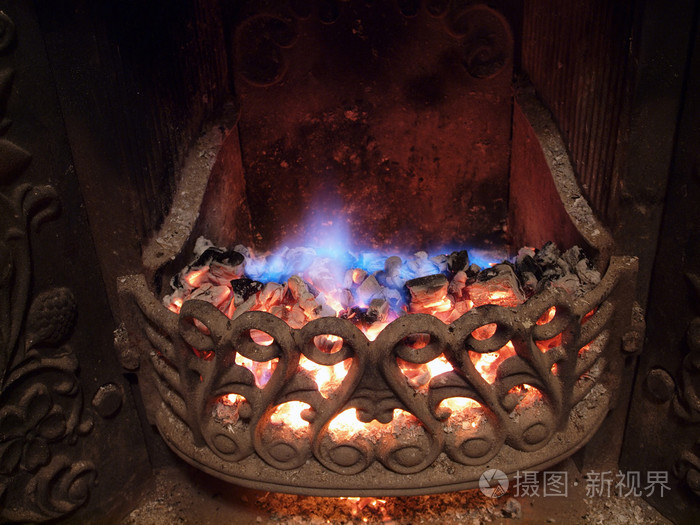 炭火的旧铸铁壁炉