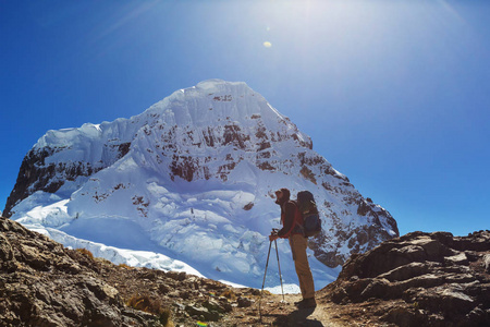 徒步旅行在科迪勒拉山系的场景