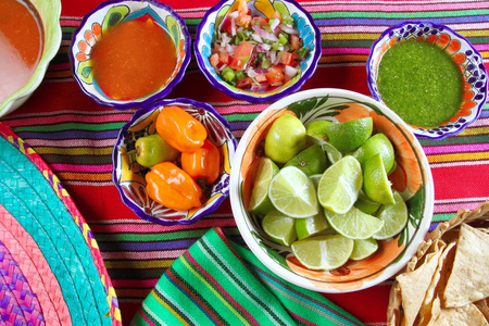 墨西哥食物不同辣椒调味汁玉米片柠檬图片