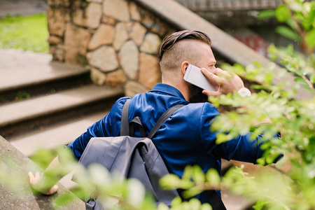 旅行者男性使用智能手机