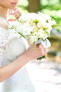 在新娘手中的花束