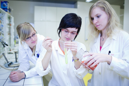 纫女性研究人员在一个化学实验室进行研究