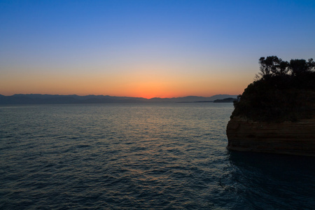 在科孚岛海滩上美丽的日出