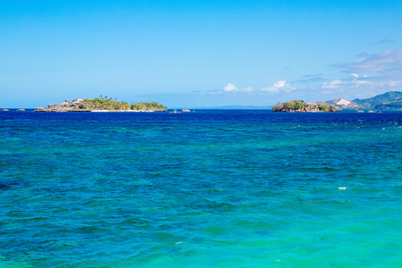 梦里的场景。在热带海洋上的美丽岛屿。夏季自然