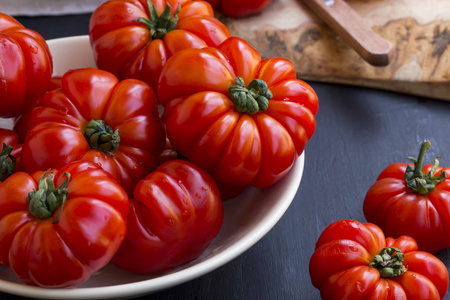 收获，有机蔬菜新鲜采摘的新鲜生物西红柿