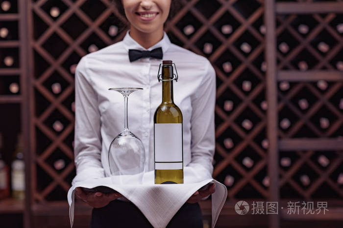侍酒师用酒在地窖里