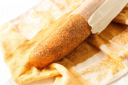 法国白色长棍面包在桌子上