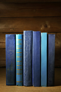 老蓝书在架子上，特写，黑暗的木制背景