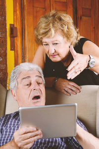 老夫妇使用平板电脑