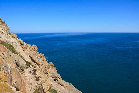 蓝色的海洋和陡峭的悬崖上