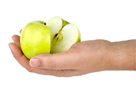 手举行绿色苹果削成两半