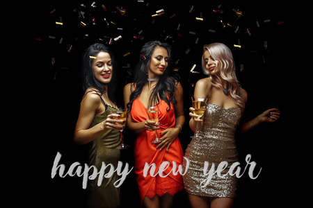 快乐的年轻妇女，戴着眼镜的香槟。新年快乐