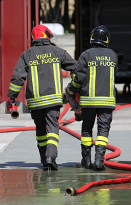 消防员带走消火栓和软管管后投入