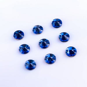 蓝宝石的颜色的宝石圆形白色的背上