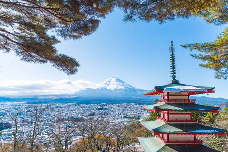 秋天的时候，吉田 Chureito Pagoda 与富士山