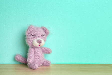 可爱针织玩具熊在颜色背景