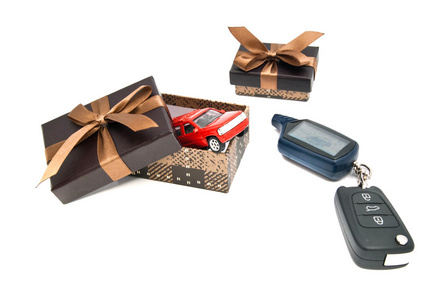 红色汽车 钥匙和白色棕色礼品盒
