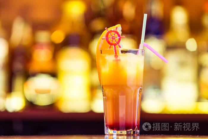 酒吧里有新鲜的橙色鸡尾酒. 含酒精饮料(近距离)