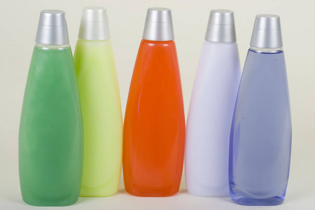 组的洗发水和护发素装在瓶子里图片