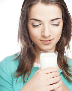 年轻的女士喝一杯牛奶