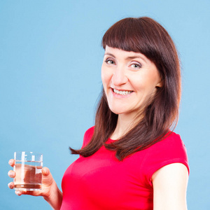 微笑的女士手拿杯水 健康的生活方式和水化概念