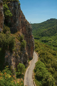 观绿色山谷与悬崖，削减路附近 Chteaudouble