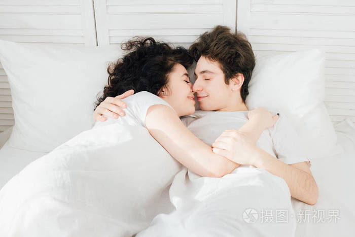 情侣相爱睡在床上拥抱