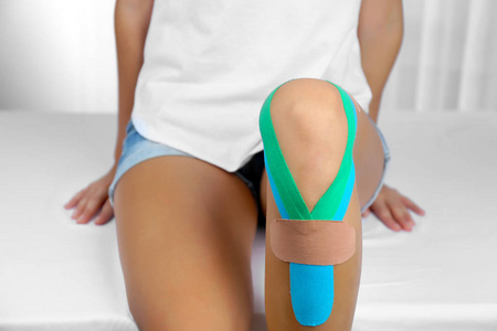 女性膝盖与生理磁带