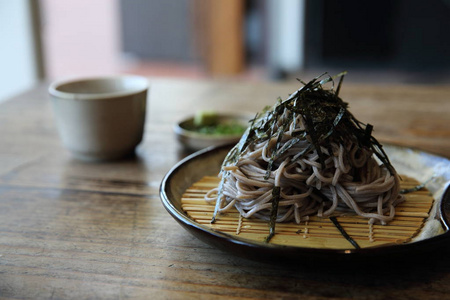 在木材的背景下，日本的食物荞麦面