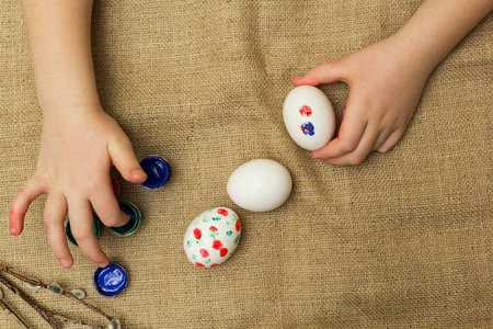 孩子为复活节画鸡蛋。