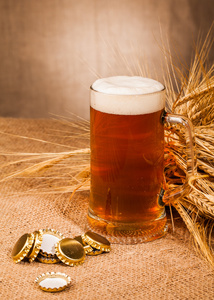杯淡啤酒和大麦的穗状花序